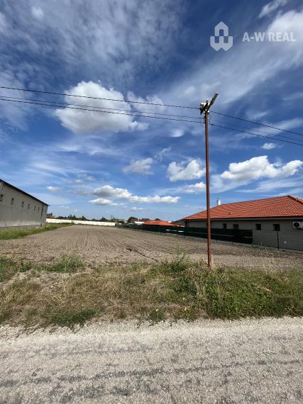 ZNÍŽENÁ CENA! Veľký, 2038 m2 stavebný pozemok v Holiciach!