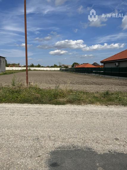 ZNÍŽENÁ CENA! Veľký, 2038 m2 stavebný pozemok v Holiciach!