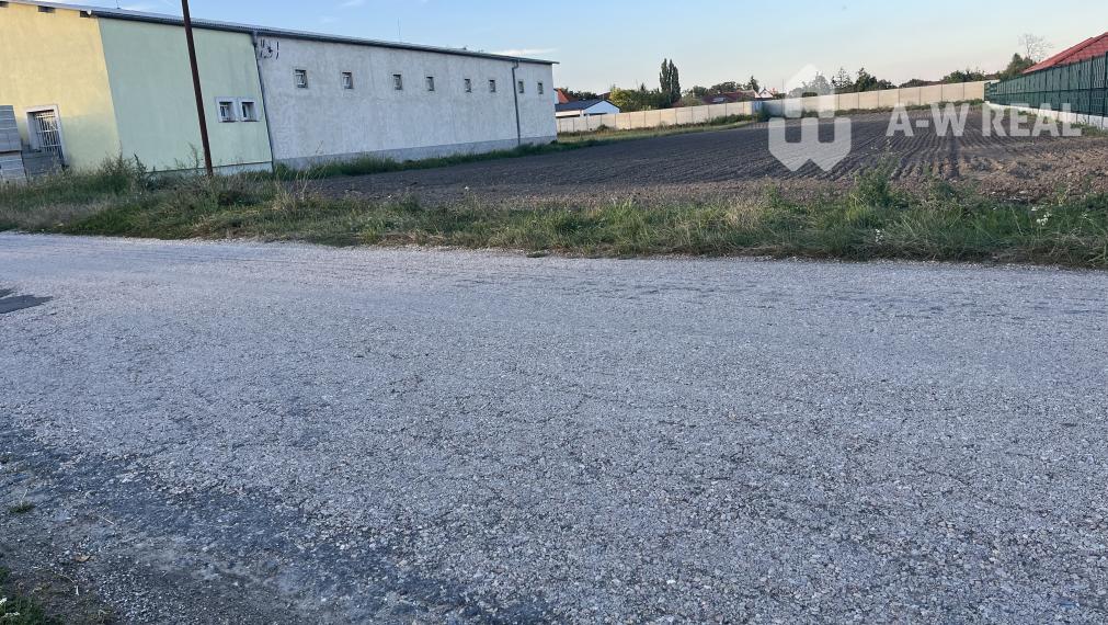 ZNÍŽENÁ CENA! Veľký, 2038 m2 stavebný pozemok v Holiciach!
