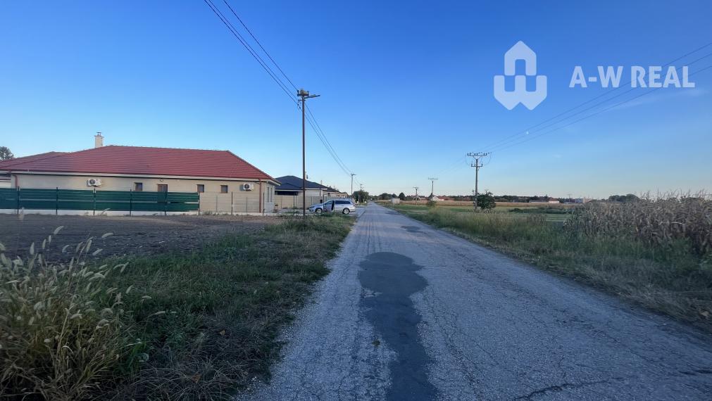 ZNÍŽENÁ CENA! Veľký, 2038 m2 stavebný pozemok v Holiciach!