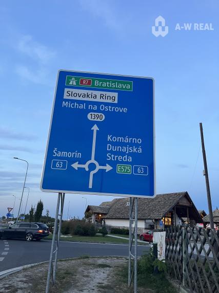 ZNÍŽENÁ CENA! Veľký, 2038 m2 stavebný pozemok v Holiciach!