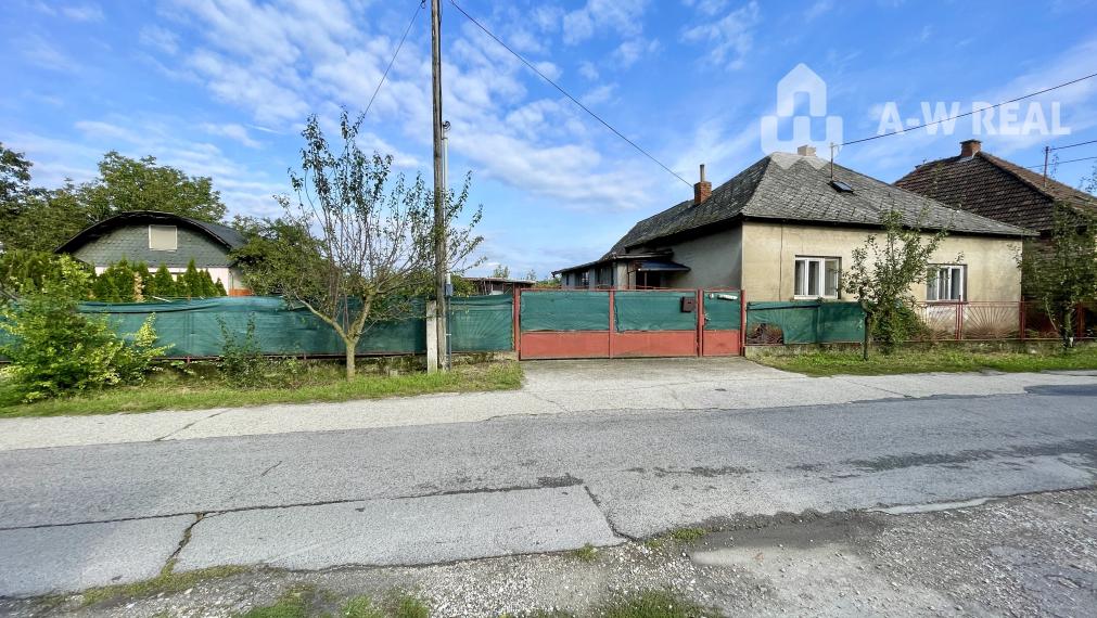 JAHODNÁ – STARÝ RODINNÝ DOM S PEKNÝM STAVEBNÝM POZEMKOM NA PREDAJ