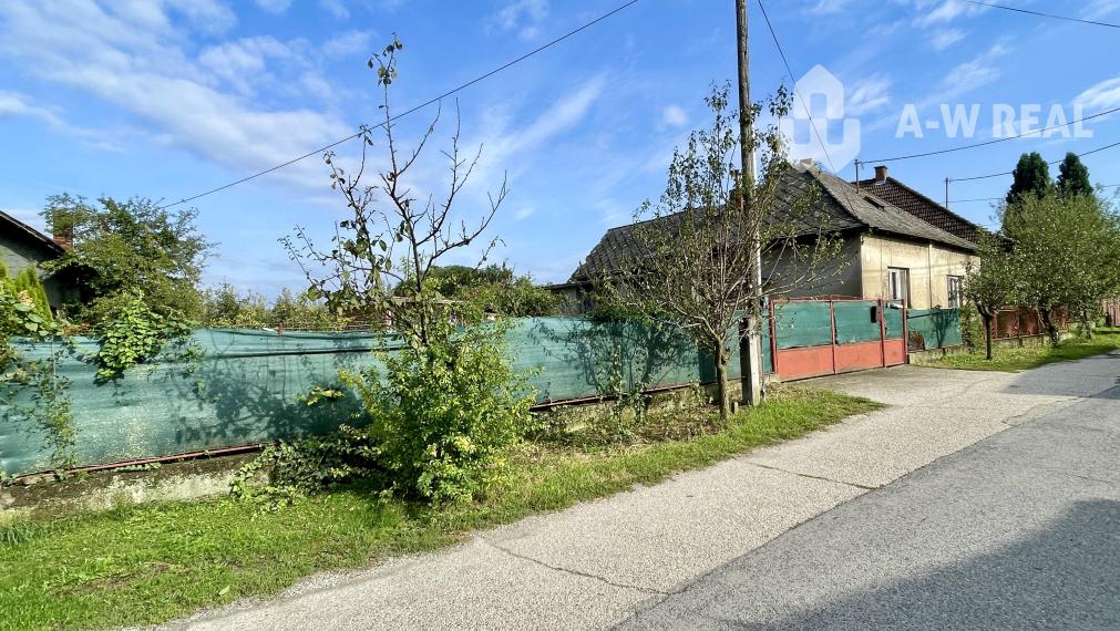 JAHODNÁ – STARÝ RODINNÝ DOM S PEKNÝM STAVEBNÝM POZEMKOM NA PREDAJ