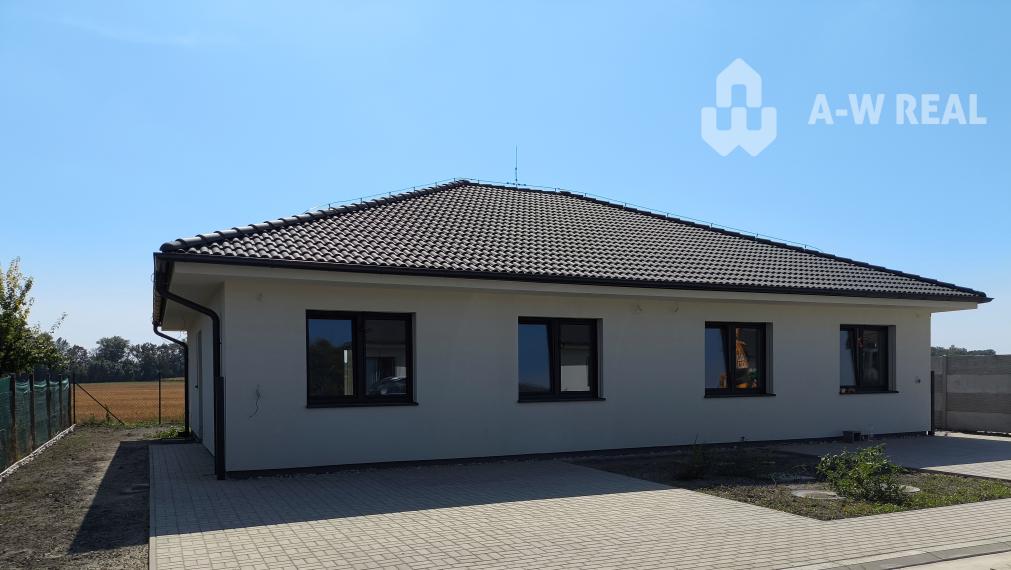 Ponúkame Vám na predaj 3 izbový rodinný dom (dvojdom) v obci Lúč na Ostrove!