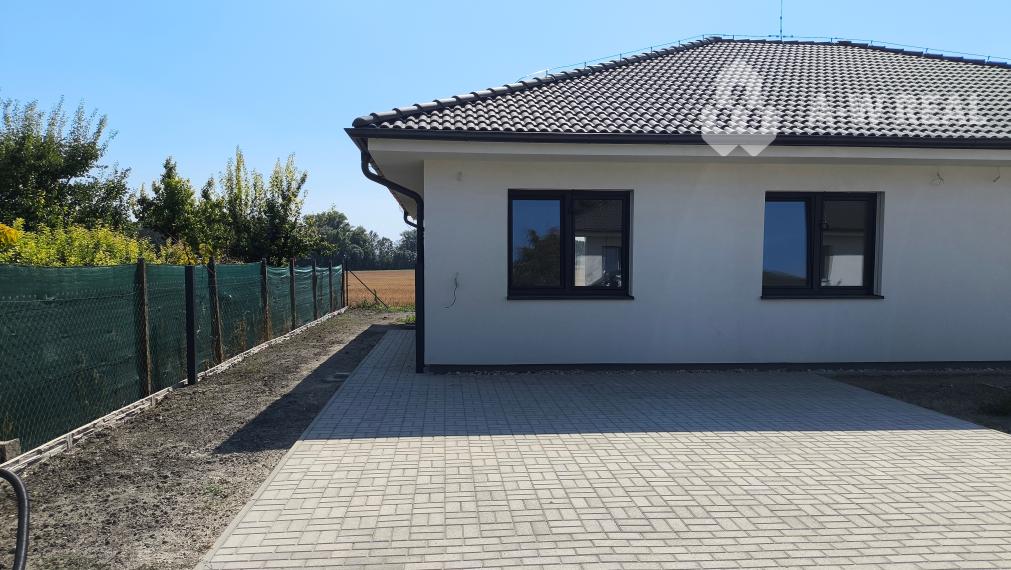 Ponúkame Vám na predaj 3 izbový rodinný dom (dvojdom) v obci Lúč na Ostrove!