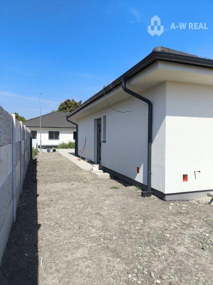 Ponúkame Vám na predaj 3 izbový rodinný dom (dvojdom) v obci Lúč na Ostrove!