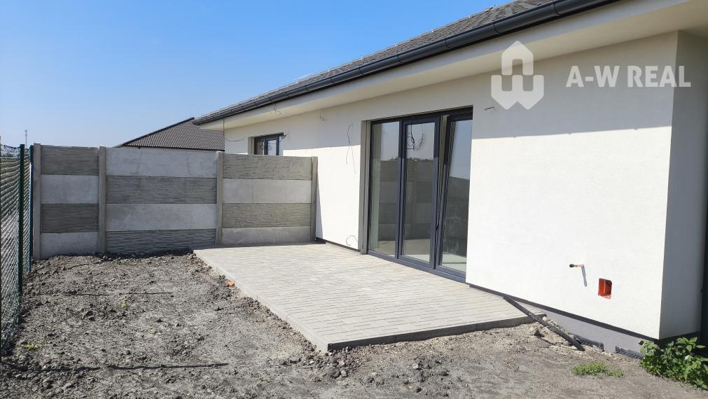 Ponúkame Vám na predaj 3 izbový rodinný dom (dvojdom) v obci Lúč na Ostrove!