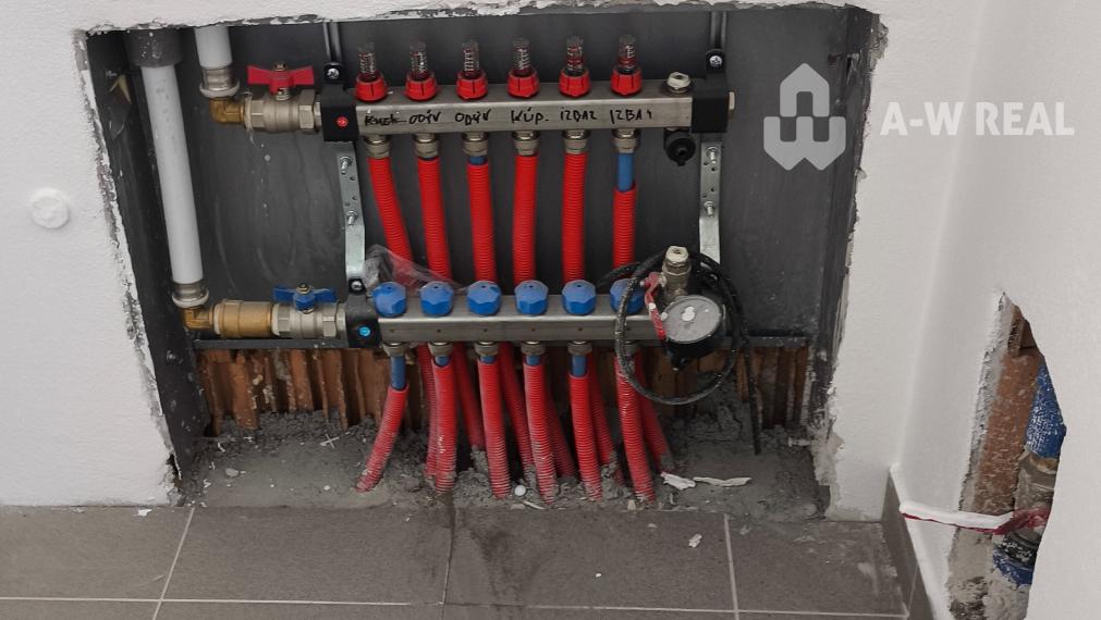 Ponúkame Vám na predaj 3 izbový rodinný dom (dvojdom) v obci Lúč na Ostrove!