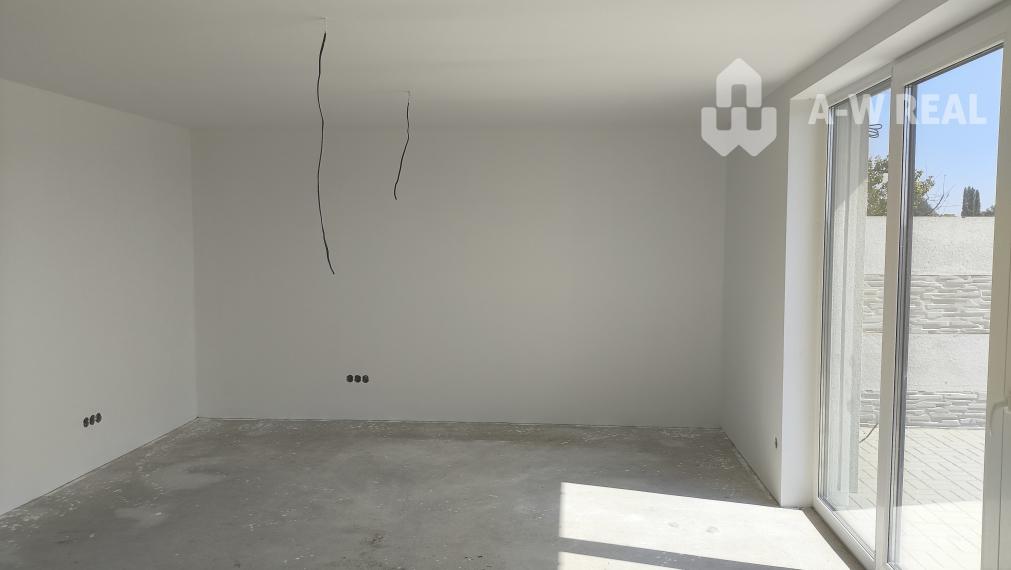 Ponúkame Vám na predaj 3 izbový rodinný dom (dvojdom) v obci Lúč na Ostrove!