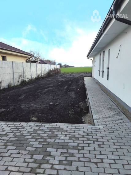 Ponúkam Vám na predaj 4izbový moderný rodinný dom v obci Horná Potôň!