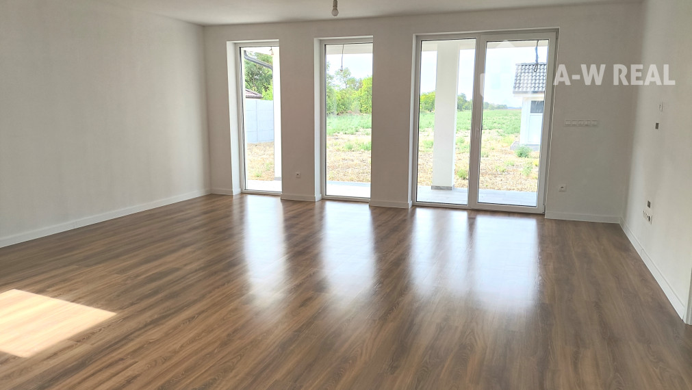 Ponúkam Vám na predaj 4izbový moderný rodinný dom v obci Horná Potôň!