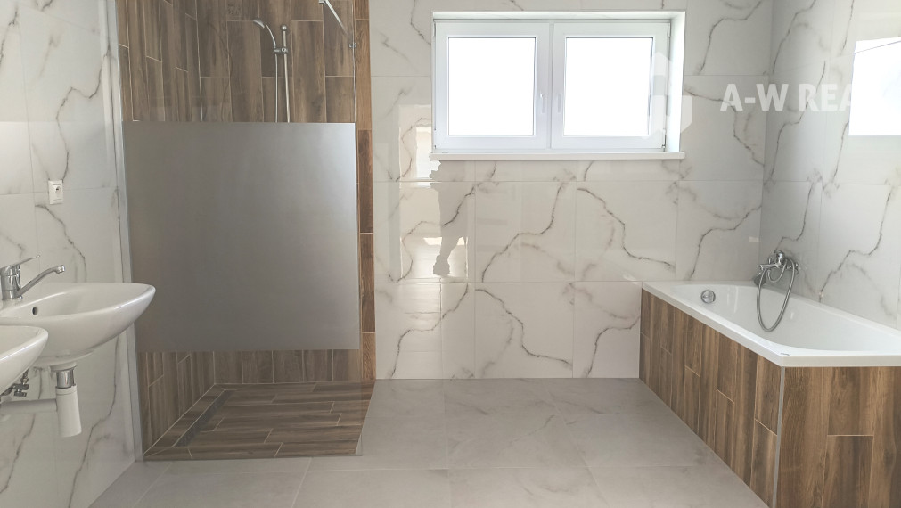 Ponúkam Vám na predaj 4izbový moderný rodinný dom v obci Horná Potôň!