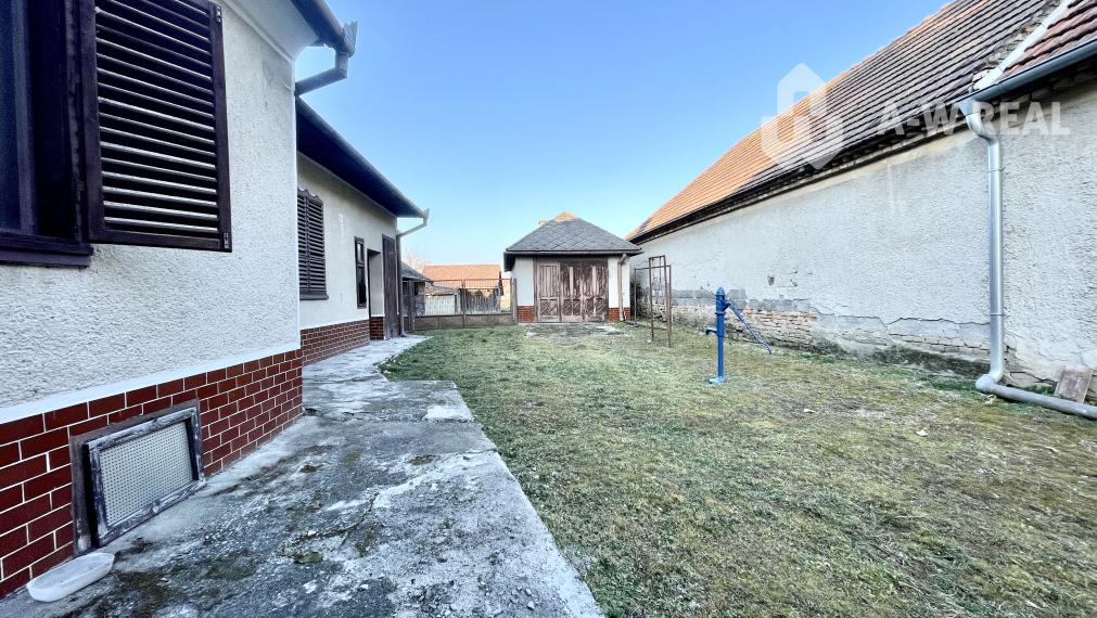 TOPOĽNÍKY – 4-IZBOVÝ RODINNÝ DOM NA PREDAJ NA 14 ÁROVOM POZEMKU