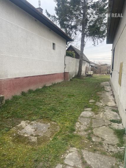 Na predaj stavebný pozemok so starším rodinným domom  v Gabčíkove, tichá lokalita