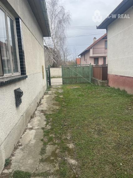 Na predaj stavebný pozemok so starším rodinným domom  v Gabčíkove, tichá lokalita