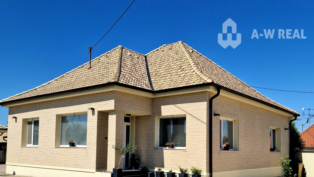 REZERVOVANÉ!!!Skvelá ponuka!!! Znížená cena!!!Na predaj kompletne zrekonštruovaný rodinný dom na priestrannom pozemku 1187 m2 v obci Vydrany, novostavba: dvojgaráž + poľovnícka miestnosť-zimná záhrada, vedľajšie budovy, garáž+sklad, skrytá terasa