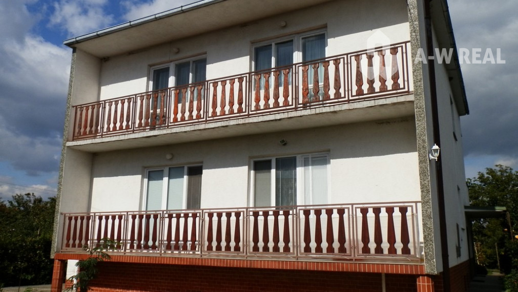 Na predaj: Rodinný dom s dvoma samostatným bytmi,garážami a veľkým pozemkom