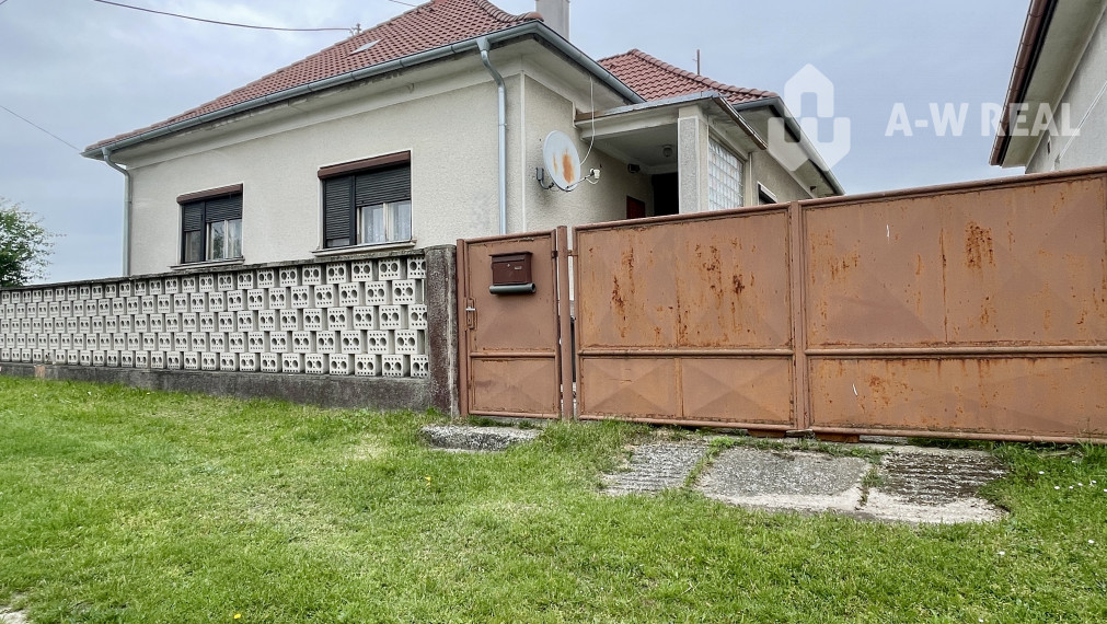 REZERVOVANÉ-VRAKÚŇ – 3-IZBOVÝ RODINNÝ DOM NA PREDAJ V KĽUDNEJ ČASTI OBCE NA 8 ÁROVOM POZEMKU