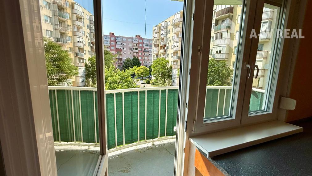 A-W REAL / NA PREDAJ 2-IZBOVÝ BYT S GARÁŽOU NA 2. POSCHODÍ