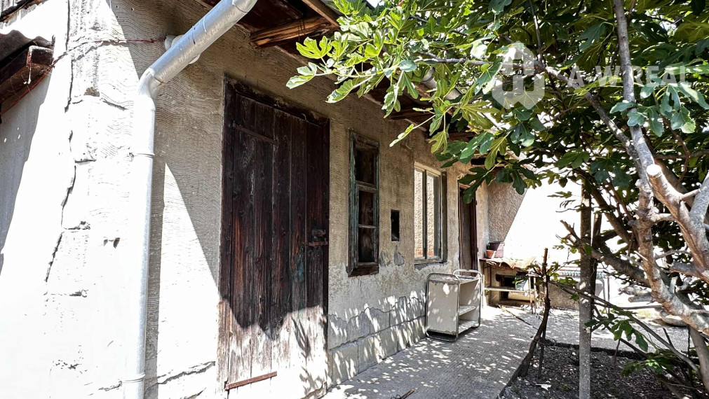 0918197701- Na predaj starší rodinný dom  s  veľkým pozemkom v obci Dunajský Klátov