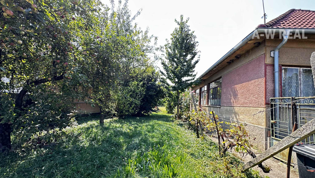 0918197701- Na predaj starší rodinný dom  s  veľkým pozemkom v obci Dunajský Klátov