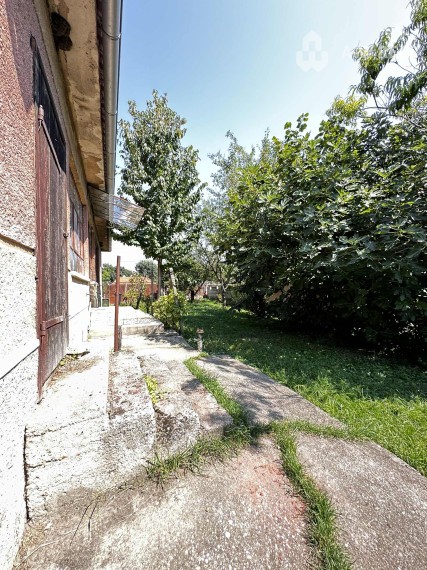 0918197701- Na predaj starší rodinný dom  s  veľkým pozemkom v obci Dunajský Klátov