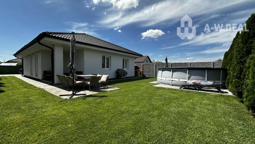 0918197701-Nasťahovať sa a bývať hneď — BOMBA ponuka! Na predaj  4 izbový bungalov s úžitkovou plochou 92,82  m2, s pozemkom 435 m2  a s bazénom  v obci Vrakúň/Nekyje na Ostrove 225000,-€