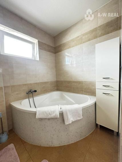 0918197701-Nasťahovať sa a bývať hneď — BOMBA ponuka! Na predaj  4 izbový bungalov s úžitkovou plochou 92,82  m2, s pozemkom 435 m2  a s bazénom  v obci Vrakúň/Nekyje na Ostrove 225000,-€