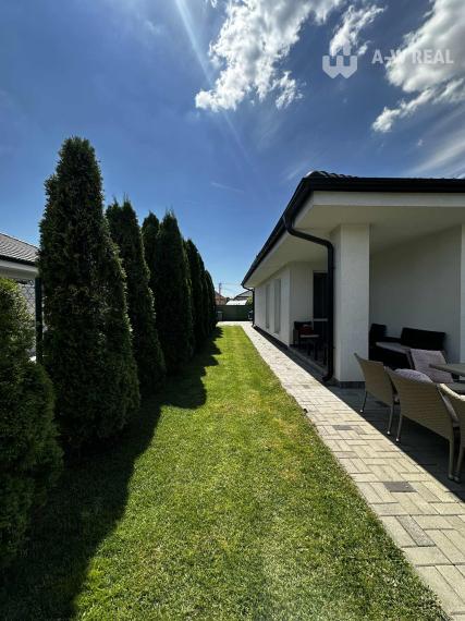 0918197701-Nasťahovať sa a bývať hneď — BOMBA ponuka! Na predaj  4 izbový bungalov s úžitkovou plochou 92,82  m2, s pozemkom 435 m2  a s bazénom  v obci Vrakúň/Nekyje na Ostrove 225000,-€