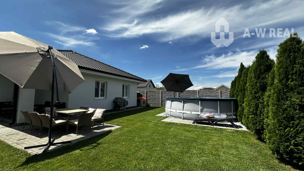 R E Z E R V O V A N É    0918197701-Nasťahovať sa a bývať hneď — BOMBA ponuka! Na predaj  4 izbový bungalov s úžitkovou plochou 92,82  m2, s pozemkom 435 m2  a s bazénom  v obci Vrakúň/Nekyje na Ostrove 225000,-€