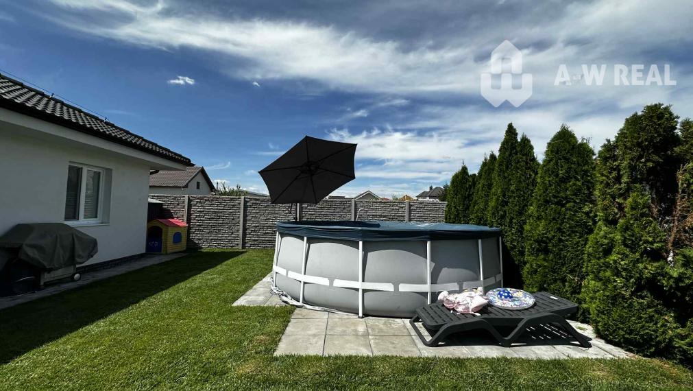 0918197701-Nasťahovať sa a bývať hneď — BOMBA ponuka! Na predaj  4 izbový bungalov s úžitkovou plochou 92,82  m2, s pozemkom 435 m2  a s bazénom  v obci Vrakúň/Nekyje na Ostrove 225000,-€