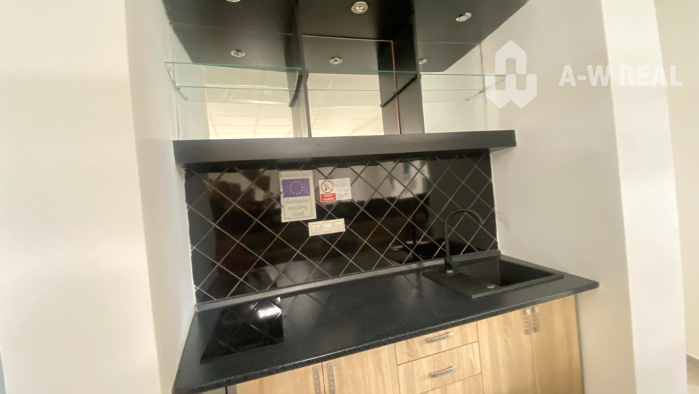 Na prenájom väčší obchodný priestor 230 m² v suteréne v širšom centre mesta Dunajskej Stredy