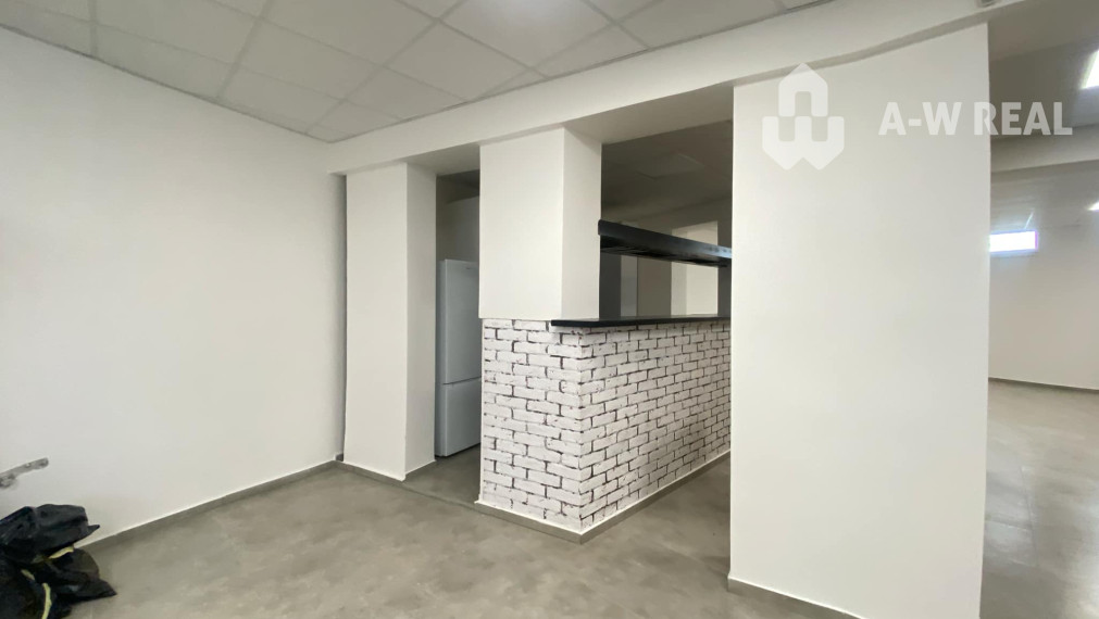 Na prenájom väčší obchodný priestor 230 m² v suteréne v širšom centre mesta Dunajskej Stredy