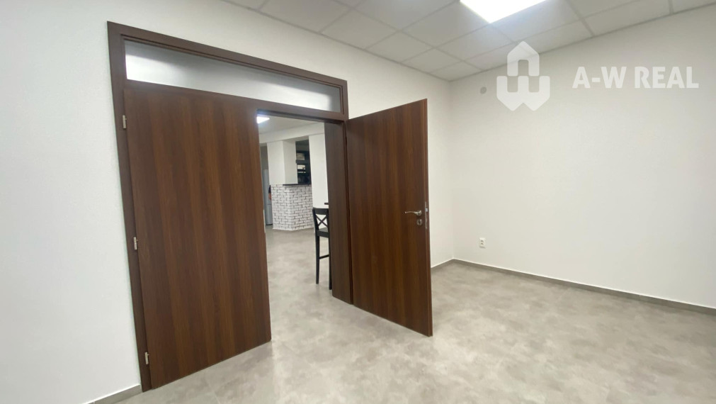 Na prenájom väčší obchodný priestor 230 m² v suteréne v širšom centre mesta Dunajskej Stredy