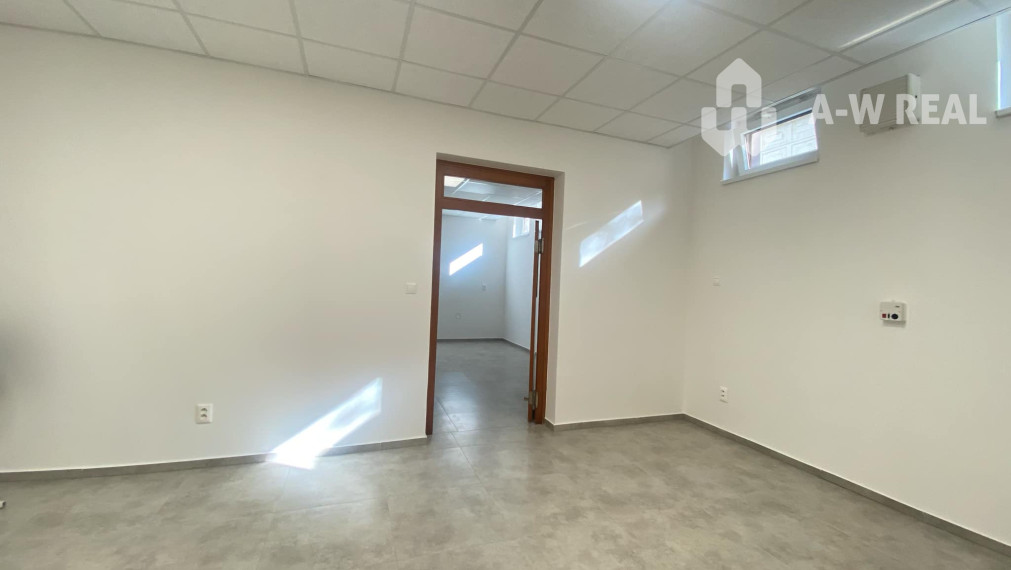 Na prenájom väčší obchodný priestor 230 m² v suteréne v širšom centre mesta Dunajskej Stredy