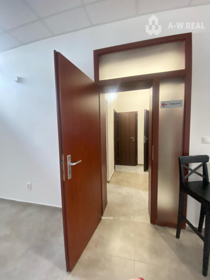 Na prenájom väčší obchodný priestor 230 m² v suteréne v širšom centre mesta Dunajskej Stredy