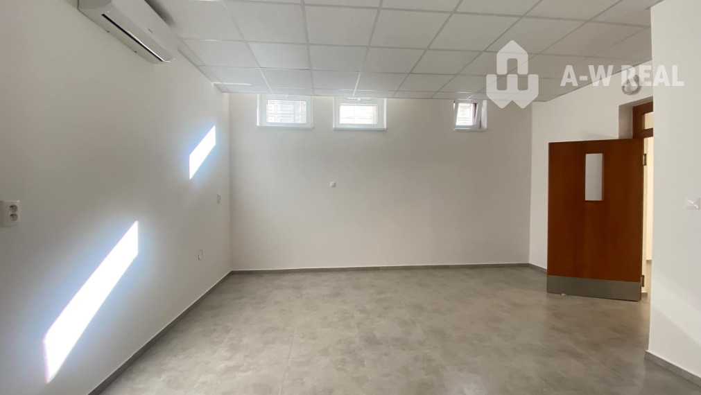 Na prenájom väčší obchodný priestor 230 m² v suteréne v širšom centre mesta Dunajskej Stredy