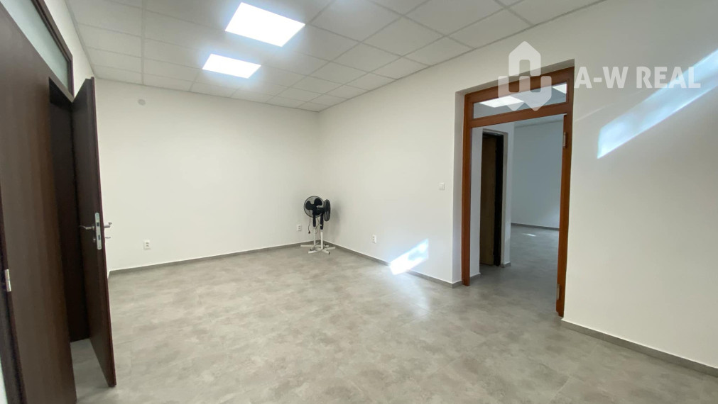 Na prenájom väčší obchodný priestor 230 m² v suteréne v širšom centre mesta Dunajskej Stredy