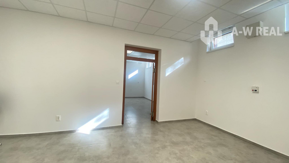 Na prenájom väčší obchodný priestor 230 m² v suteréne v širšom centre mesta Dunajskej Stredy