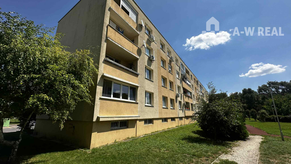 REZERVOVANÉ    PREDAJ    4 izbový byt s balkónom po čiastočnej rekonštrukcii  v kľudnej lokalite na Nám. SNP v Dunajskej Strede