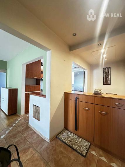 REZERVOVANÉ    PREDAJ    4 izbový byt s balkónom po čiastočnej rekonštrukcii  v kľudnej lokalite na Nám. SNP v Dunajskej Strede