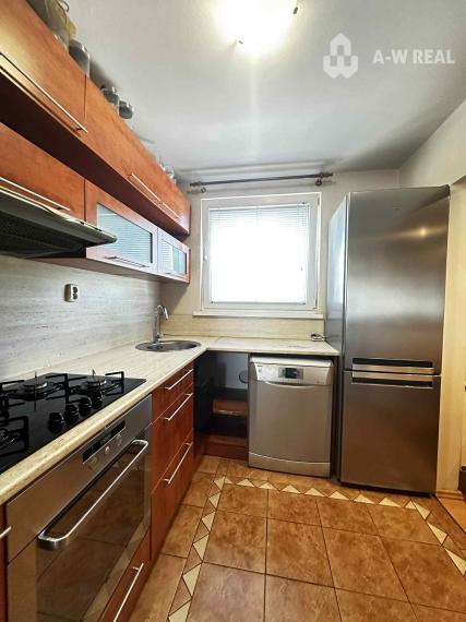 REZERVOVANÉ    PREDAJ    4 izbový byt s balkónom po čiastočnej rekonštrukcii  v kľudnej lokalite na Nám. SNP v Dunajskej Strede