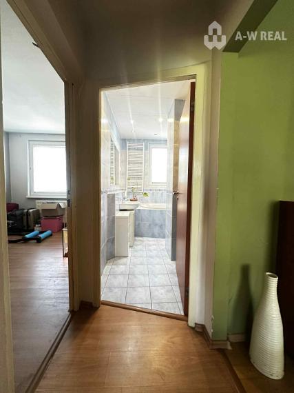 REZERVOVANÉ    PREDAJ    4 izbový byt s balkónom po čiastočnej rekonštrukcii  v kľudnej lokalite na Nám. SNP v Dunajskej Strede