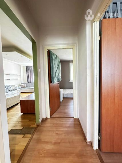 REZERVOVANÉ    PREDAJ    4 izbový byt s balkónom po čiastočnej rekonštrukcii  v kľudnej lokalite na Nám. SNP v Dunajskej Strede