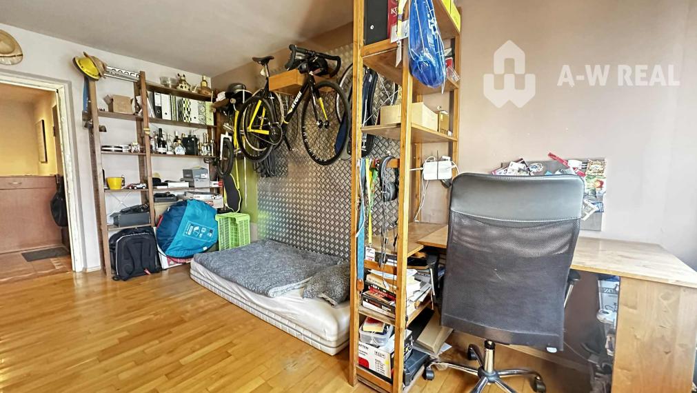 REZERVOVANÉ    PREDAJ    4 izbový byt s balkónom po čiastočnej rekonštrukcii  v kľudnej lokalite na Nám. SNP v Dunajskej Strede