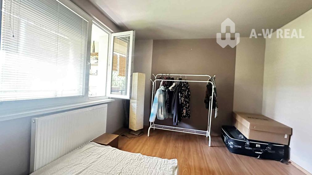 REZERVOVANÉ    PREDAJ    4 izbový byt s balkónom po čiastočnej rekonštrukcii  v kľudnej lokalite na Nám. SNP v Dunajskej Strede