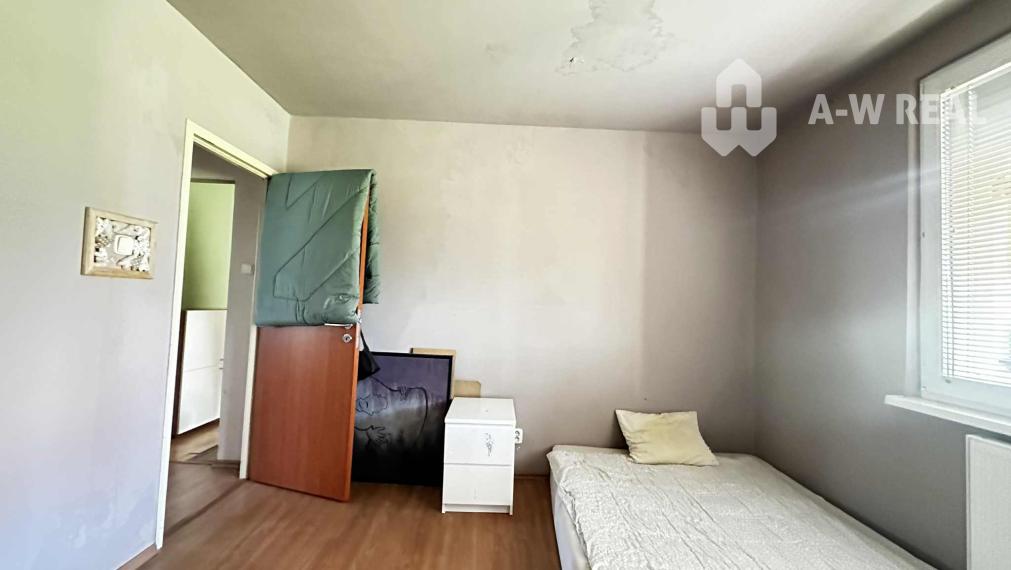 REZERVOVANÉ    PREDAJ    4 izbový byt s balkónom po čiastočnej rekonštrukcii  v kľudnej lokalite na Nám. SNP v Dunajskej Strede