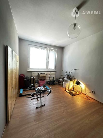 REZERVOVANÉ    PREDAJ    4 izbový byt s balkónom po čiastočnej rekonštrukcii  v kľudnej lokalite na Nám. SNP v Dunajskej Strede