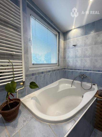 REZERVOVANÉ    PREDAJ    4 izbový byt s balkónom po čiastočnej rekonštrukcii  v kľudnej lokalite na Nám. SNP v Dunajskej Strede