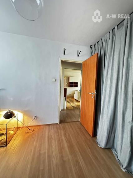 REZERVOVANÉ    PREDAJ    4 izbový byt s balkónom po čiastočnej rekonštrukcii  v kľudnej lokalite na Nám. SNP v Dunajskej Strede